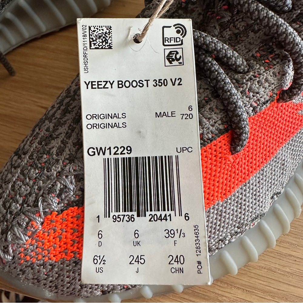 Yeezy Boost 350 V2 Beluga - Picture 4 of 9
